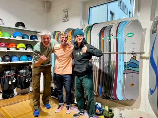 Vielen Dank @nitro_ch und @nitro_snowboards für euren Besuch und die sensationelle Zusammenarbeit!!
🥳🙏🏻🥳🙏🏻 

#dankeschön 
#nitrosnowboards 
#waverock_shop 
#bülachstadt